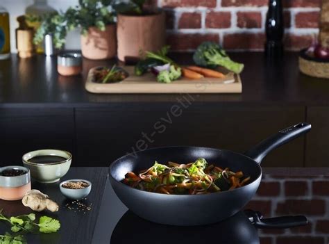 Primer uporabe Tefal Wok ponve za pripravo azijskih jedi.