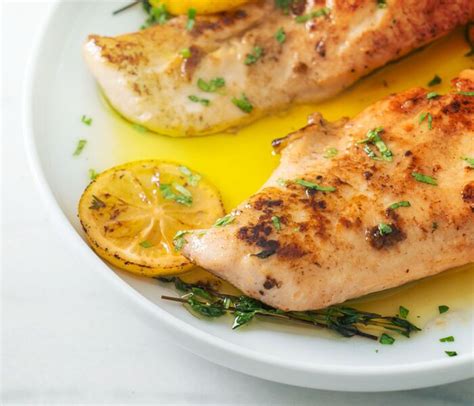 fotografija pečene limone in česna v pekaču