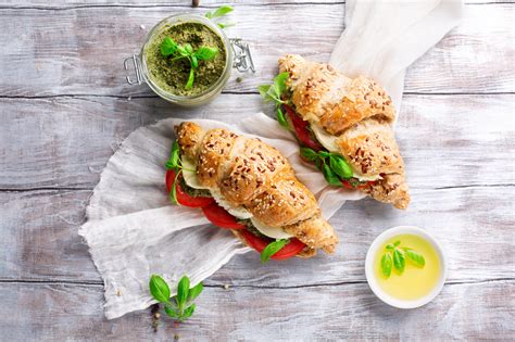 fotografija svežega zelenega pesta v posodi