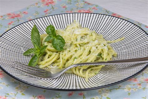 fotografija sveže zelene omake v skodelici z topinamburjem in baziliko