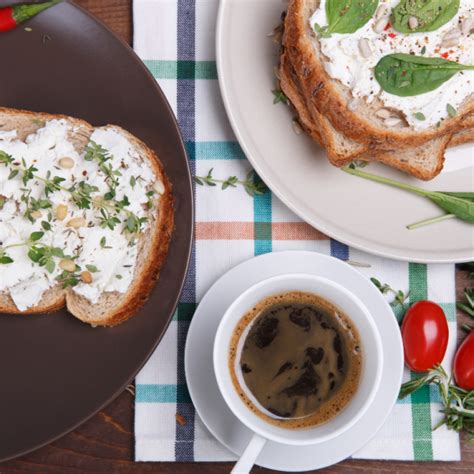 fotografija ranch omake v skodelici s svežimi zelišči