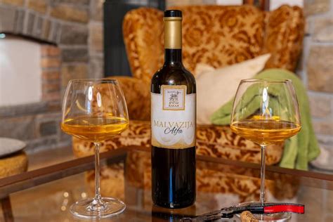 Fotografija degustacije vrhunskih vin in čokoladnih sladic na festivalu v Podčetrtku