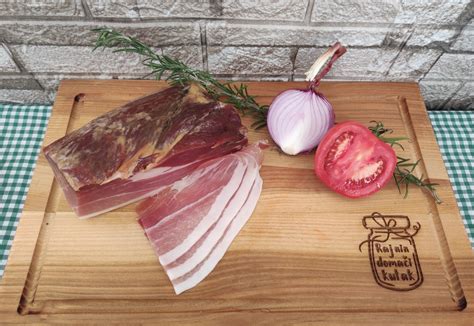 Prikaz pravilno narezanega reza iberskega pršuta.