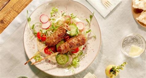 Prikaz mešanja mletega mesa z začimbami