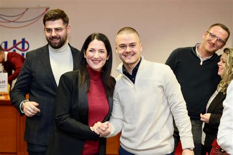 Fotografija mladih koprivnih poganjkov