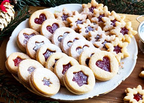 Nabor različnih vrst piškotov, ki se uporabljajo za pripravo tort.