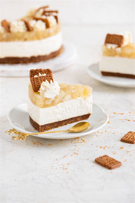 Pripravljena torta, okrašena z zdrobljenimi piškoti.