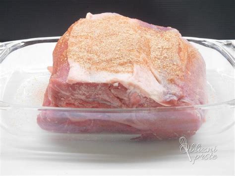 Slika sočnega telečjega ali žrebičkovega mesa