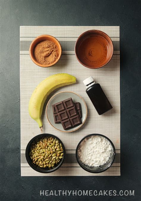 Infographics showing the typical ingredients for raw cakes (nuts, dates, coconut oil, fruits)