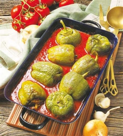 Tematska fotografija polnjene paprike v pekaču