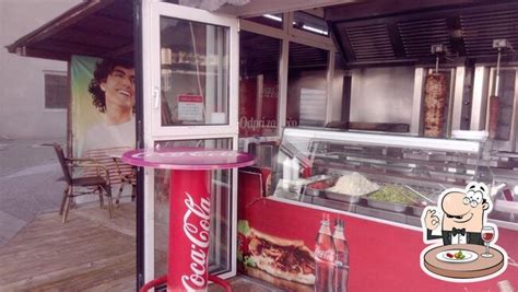 fotografija notranjosti Kebab Paša Pajzlc, ki prikazuje preprost, a funkcionalen ambient