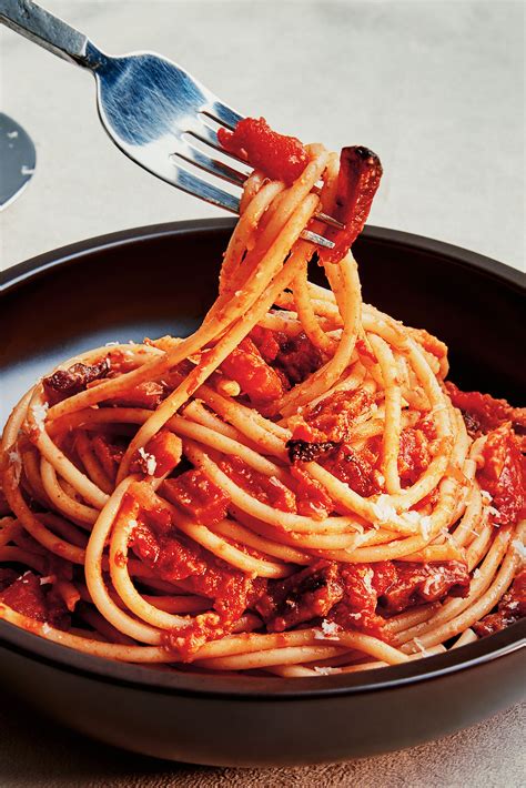 Fotografija pice Amatriciana s sestavinami