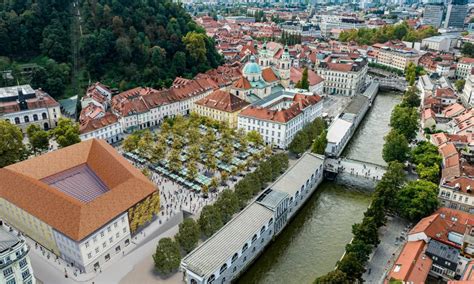 Fotografija ljubljanske tržnice in pivnice