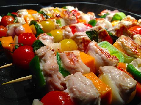 Fotografija piščančjih kebabov na žaru z zelenjavo
