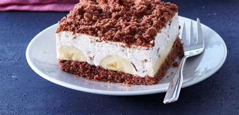 Fotografija bananinih kock s čokolado in pudingovo kremo