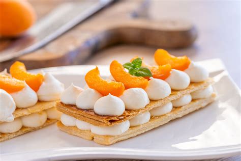 Millefeuille z marelicami, plasti listnatega testa s kremo in svežim sadjem