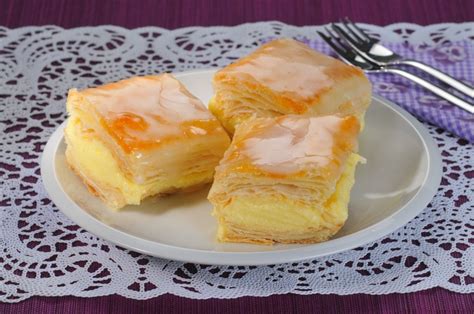 Pudingove rezine iz listnatega testa z limoninim prelivom
