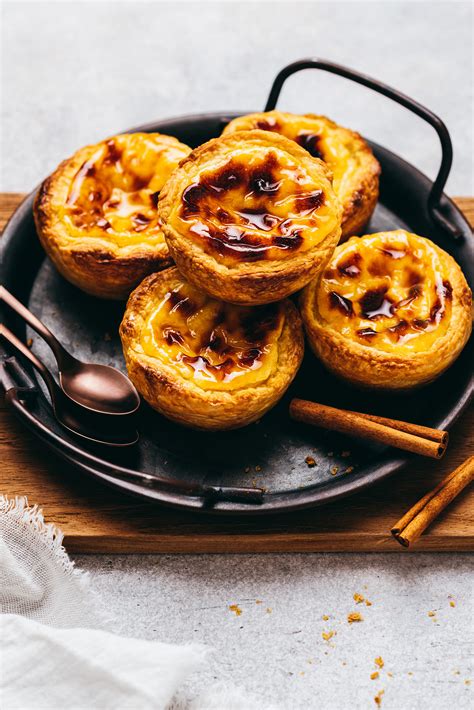 Zbirka fotografij različnih vrst pastéis de nata iz različnih slaščičarn