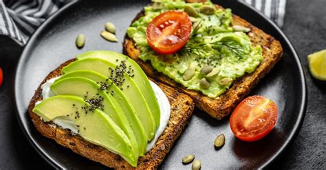 slika hummusa z rdečo peso in avokadom na toastu