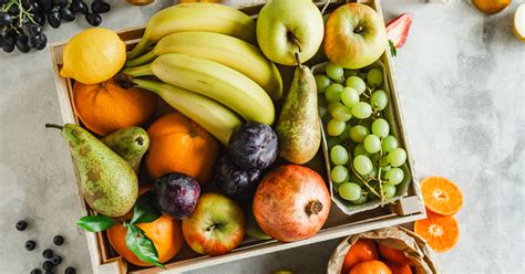 Slika svežega sadja in zelenjave v šolski jedilnici