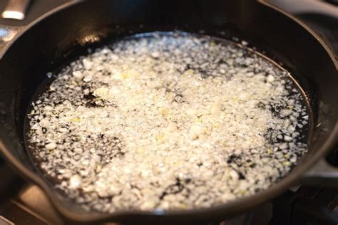 The process of making pea sauce: first frying garlic, then adding flour, peas, and tomato sauce