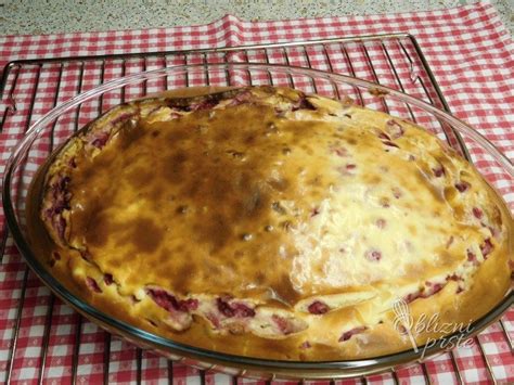 Češnjevo pecivo pečeno v pekaču, posuto s svežimi češnjami