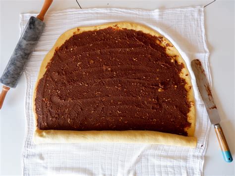 Infographic showing the steps for making carob potica dough