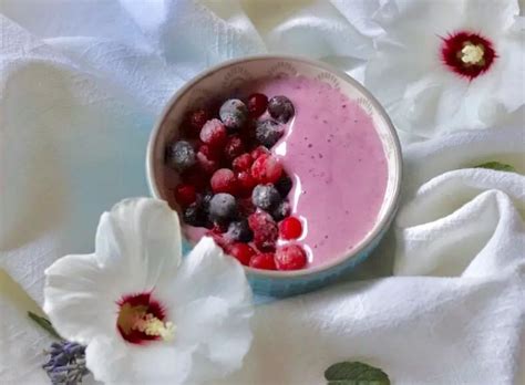 Proces priprave prve plasti kreme iz gozdnih sadežev, kjer se sadni pire meša z jogurtom in smetano.