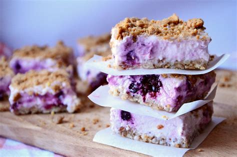 Pripravljene jogurtove rezine z gozdnimi sadeži, ki se hladijo v pekaču.