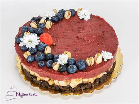 Fotografija dobro okrašene presne torte