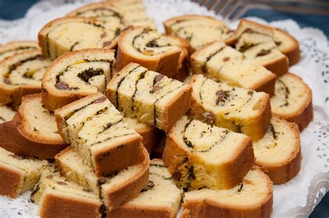 Pripravljena socca, narezana na kose.