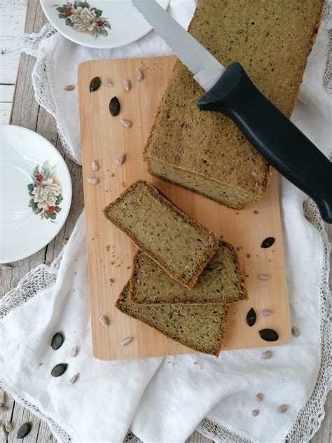 Hrustljav kruh iz semen in čičerikine moke, narezan na rezine.