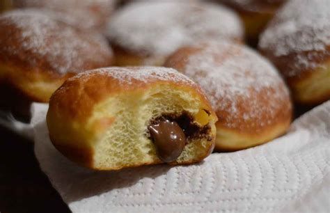 Različne vrste krofov: klasični, s čokolado, jabolčni