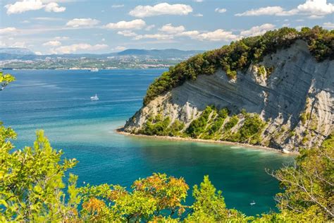Fotografija sončne obale Sicilije z dramatičnimi klifi