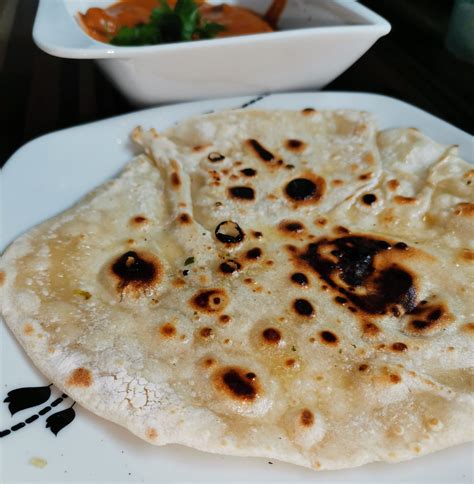 Kolaž fotografij različnih azijskih nekvašenih kruhov (lavaš, čapati, paratha, mandarinski mlinci)