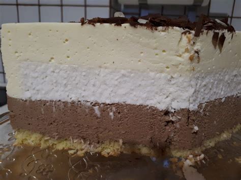 Fotografija lahke skutine torte brez moke