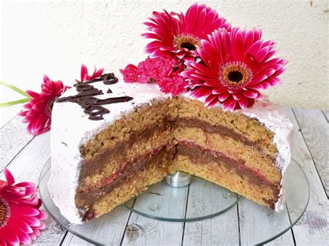 veganska torta s svetlečo čokoladno glazuro