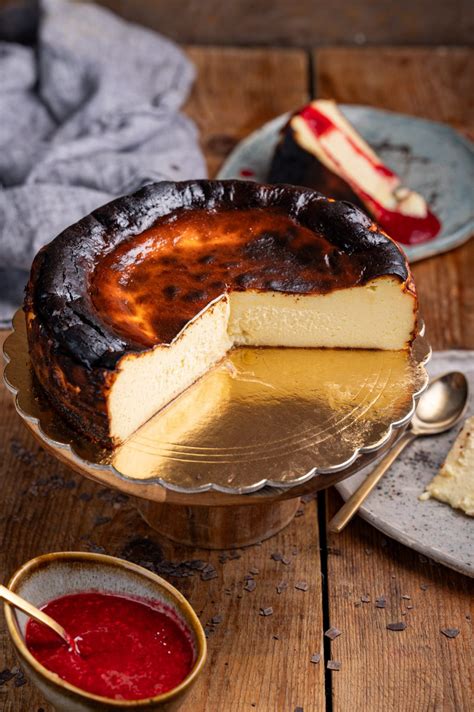 Baskovski cheesecake s temno čokolado