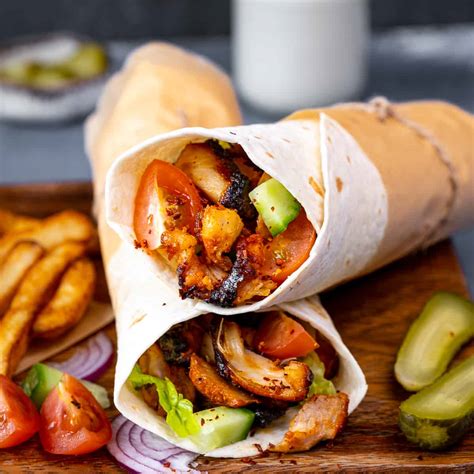 Tematska fotografija okusnega doner kebaba s svežimi sestavinami
