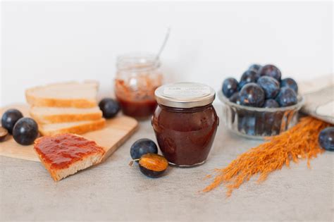 Tematska fotografija domače marmelade in svežega sadja