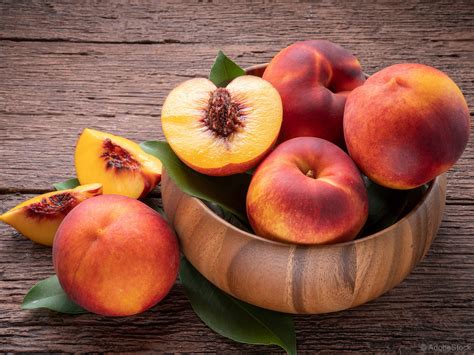 fotografija breskev, narezanih na koščke, pripravljenih za kuhanje marmelade