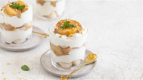 slika marmelade v kozarcu z nalepko, ki prikazuje breskve in jabolka