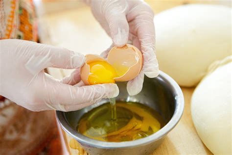 slika ločenih rumenjakov in beljakov