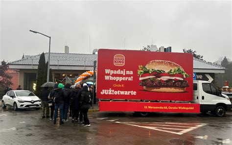 Infografika, ki prikazuje razliko med polno ceno in ceno s kuponom za izdelke Burger Kinga