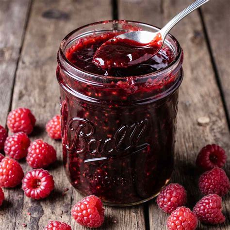 Infographic or photo of the ingredients for raspberry jam.