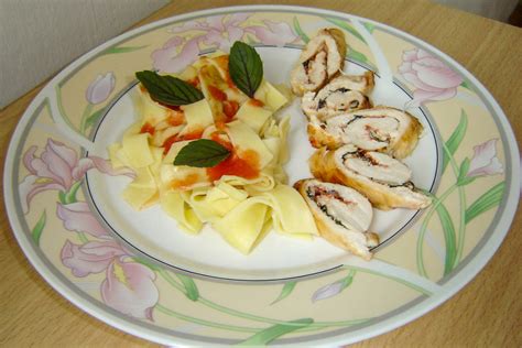 kolaž slik različnih jedi s piščančjimi prsi iz MasterChefa