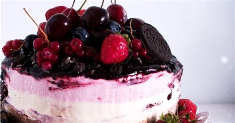 Fotografija cheesecakea z borovničevim prelivom