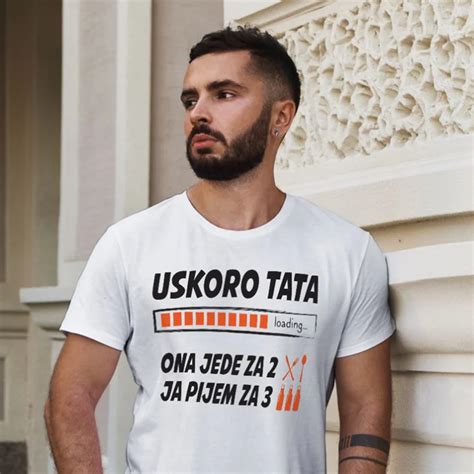 kolaž personaliziranih daril: fotoknjiga, karikatura, majica z napisom, gravirana steklenica