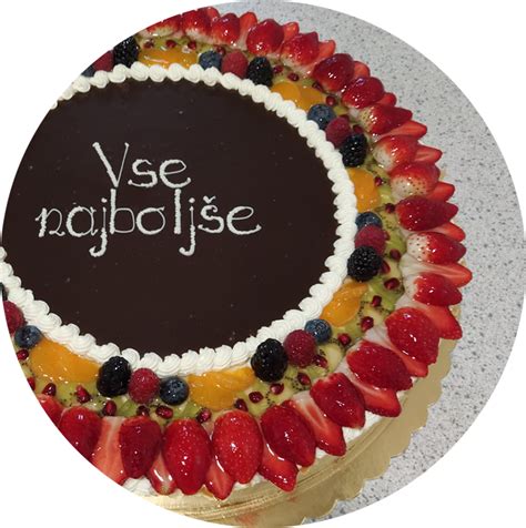 fotografija lepo okrašene rojstnodnevne torte s številko 50