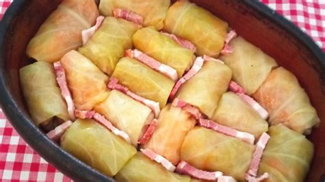 Fotografija pečenega pustnega zavitka s kislim zeljem in fižolom